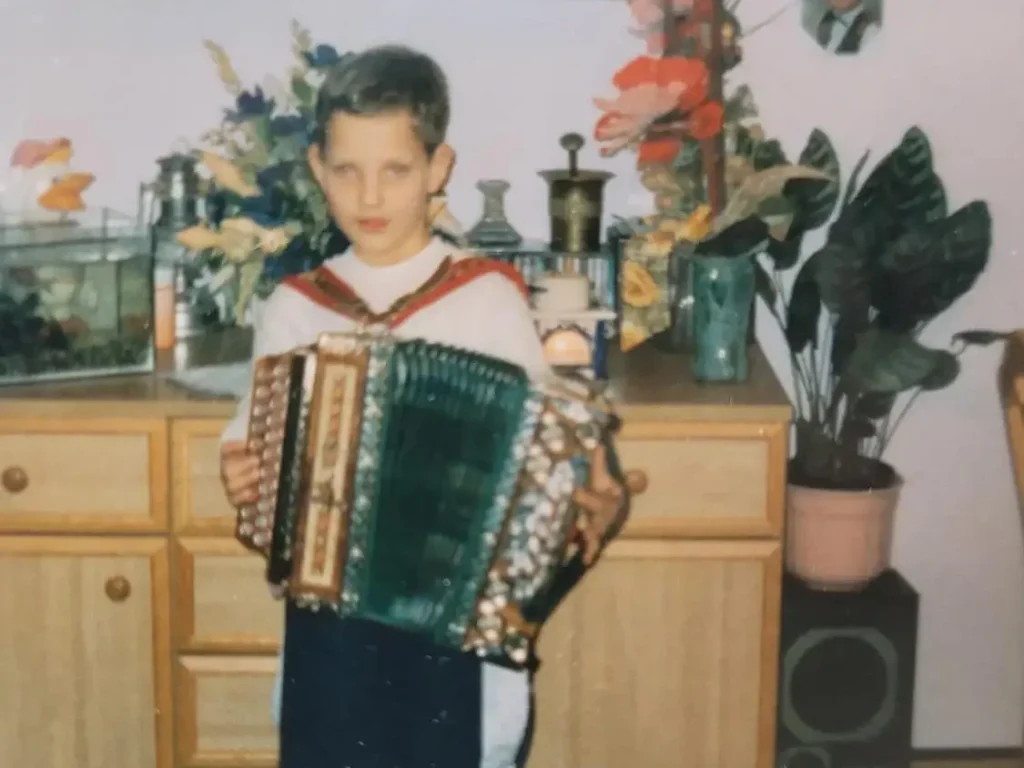 Michael Maier als Kind mit Harmonika