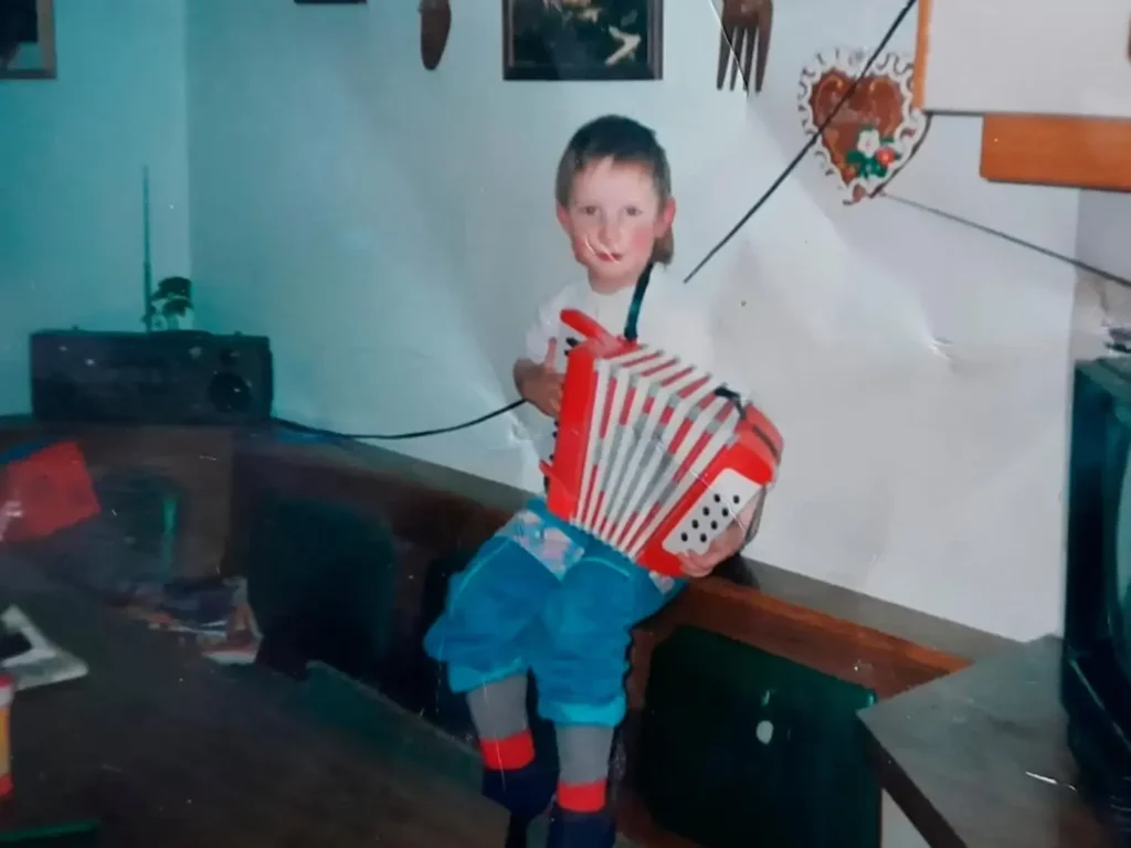 Anton als Kind mit Harmonika