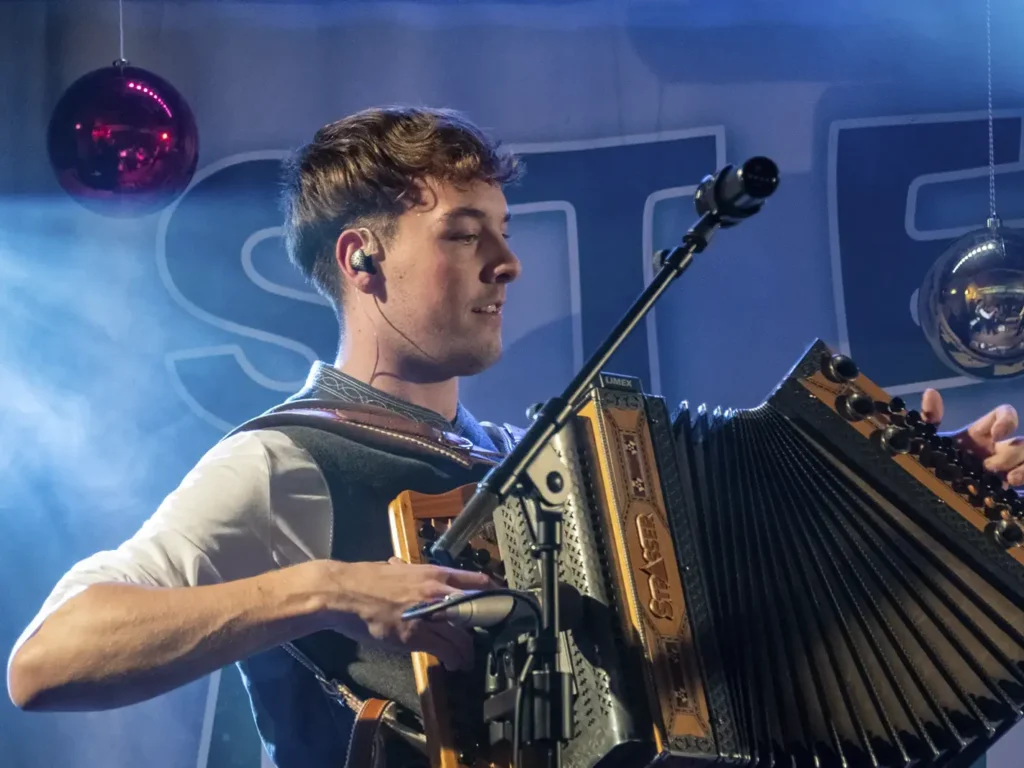 Lukas Strasser beim Harmonikaspielen