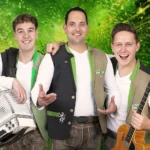 Lukas, Michael und Markus mit ihren Instrumenten in Portraitaufnahme mit Explosionsgrafik im Hintergrund