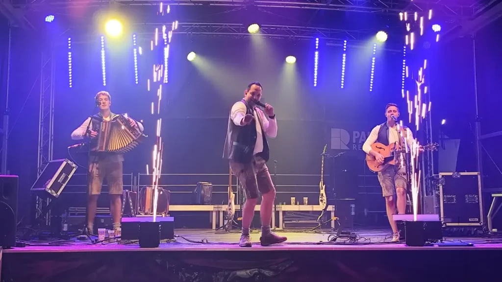 Steirerkanonen auf einer größeren Bühne mit Lichtshow
